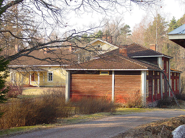 Leppäkosken kartanon pihapiiriä, päärakennus ja siipirakennus. Minna Pesu 2006