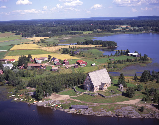 Tyrvään keskiaikainen kivikirkko ja osa Kallialan kylää. Hannu Vallas 1996