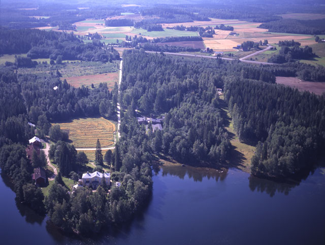 Urajärven kartano sijaitsee Urajärveen pistävällä niemellä. Hannu Vallas 1997