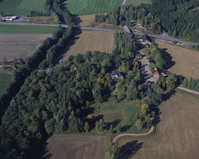 Pickala gård omges av ett odlingslandskap. Hannu Vallas 1997