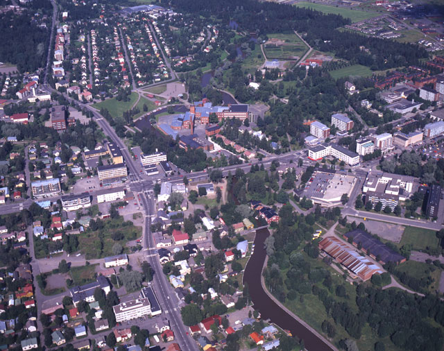 Forssan keskusta lännestä, keskellä  kehräämö ja siihen liittyvä yhtiön puistoalue, taustalla Rantalanmäen asuinalue. Hannu Vallas 1997
