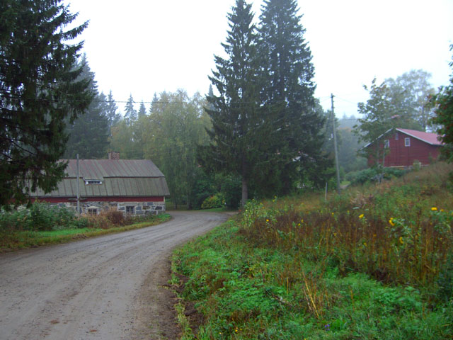Nikkilänmäen museotie kulkee mutkitellen kylän halki. Jouni Marjamäki 2006
