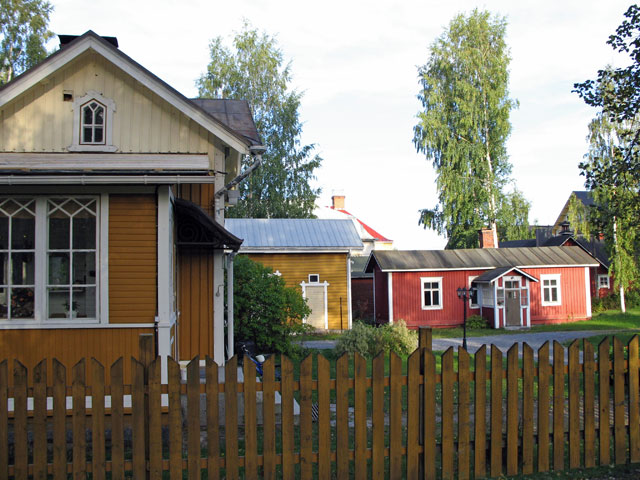 Suonenjoen rautatieasema-alueen asuinrakennuksia. Soile Tirilä 2006