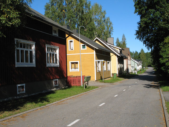 Omakotitaloja Hauskankadulla Mikkelin Emolassa. Soile Tirilä 2006