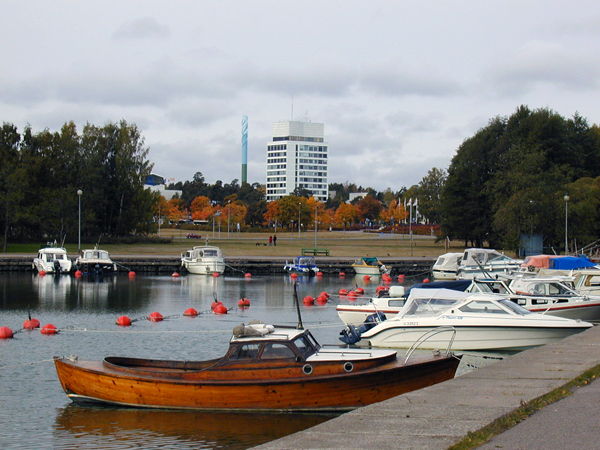 Centraltornet i Hagalund sett från båthamnen i Björnviken. Maire Mattinen 