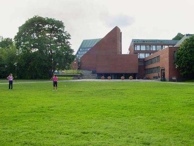 Tekniska högskolans huvudbyggnad och Alvarplatsen. Saara Vilhunen 2007