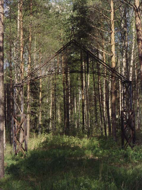 Kabanovsvägens port i Pickala i Sjundeå har hört till idrottsplanen som låg vid arrendeområdets garnison. Ulla-Riitta Kauppi 1995