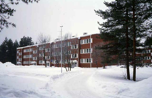 Hoikankankaan kasarmin itäpuolen asuntoalueeseen kuuluu kymmenen arkkitehti Pentti Aholan suunnittelemaa asuinkerrostaloa. Ulla-Riitta Kauppi 2004