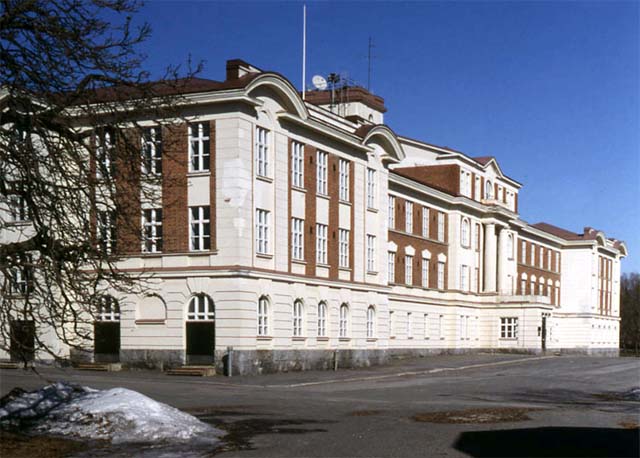 Huvudbyggnaden på Heikkilä kasern. Ulla-Riitta Kauppi 2003