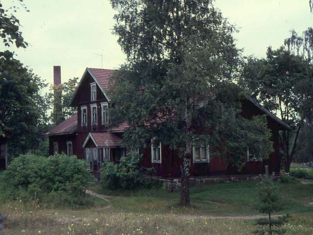 Johannislundin lasitehtaan ns. Alipykninki taustallaan tehtaan savupiippu. Elias Härö 1967