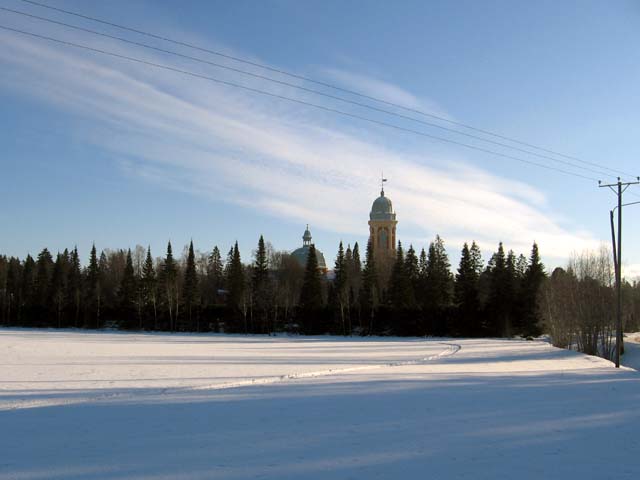 Kanta-Loimaan kirkko on maisemallinen kiintopiste viljelyaukealla. Elisa Heikkilä 2007
