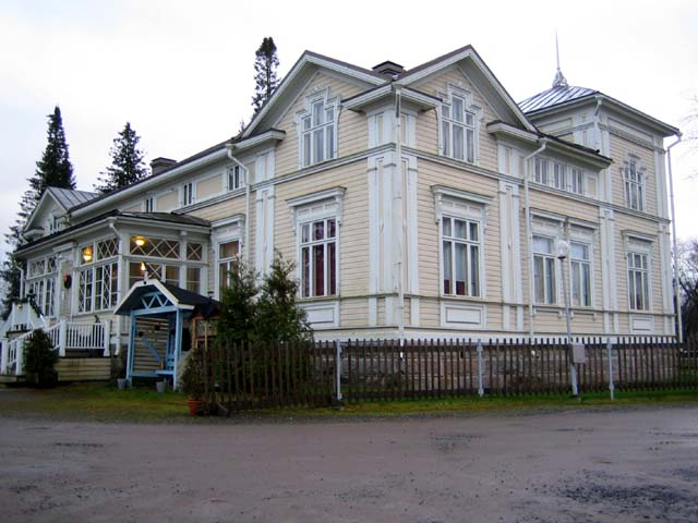 Herkoolin päärakennus Kyrönjokivarressa Ilmajoen Nikkolassa. Johanna Forsius 2006