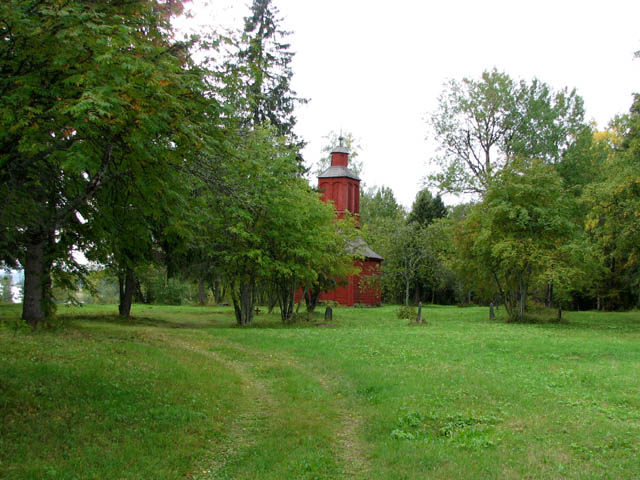 Tapuli ja vanha hautausmaa Pielaveden Kirkkosaaressa. Jari Heiskanen 2007