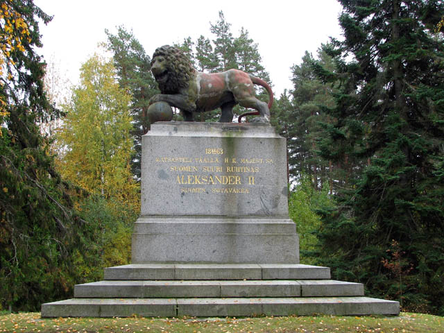 Aleksanteri II 1863 tekemän katselmuksen muistoksi pystytetty pronssileijonapatsas Parolannummella. Jari Heiskanen 2007