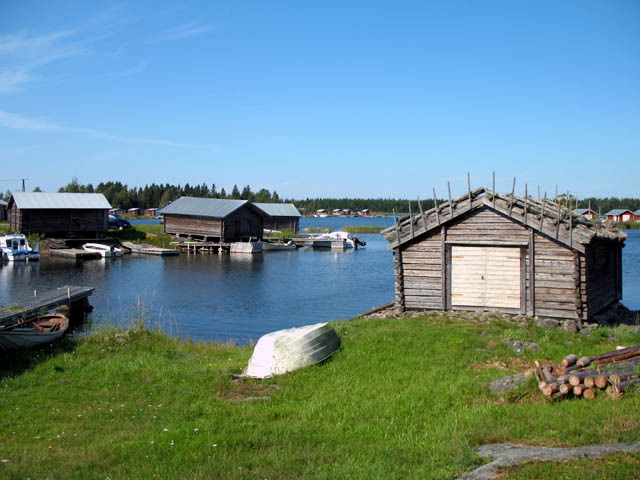 Fiskarstugor i Bredhällans fiskehamn på Bergö. Maria Kurtén 2007