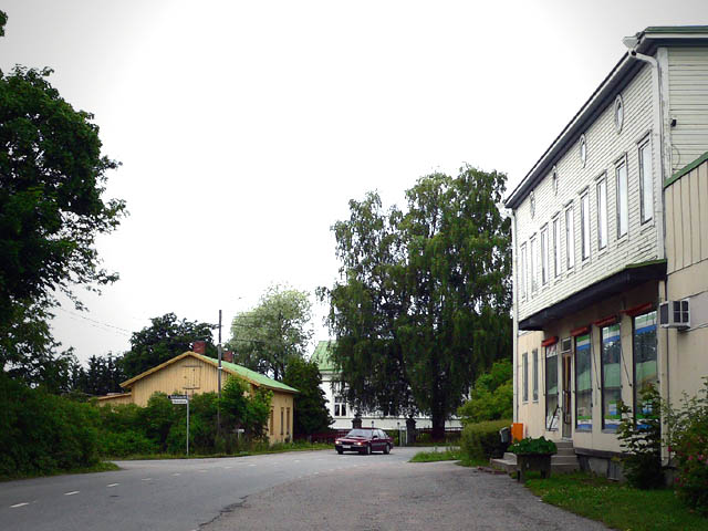 Ahlaisten kirkonkylän keskusraittia. Hilkka Högström 2007