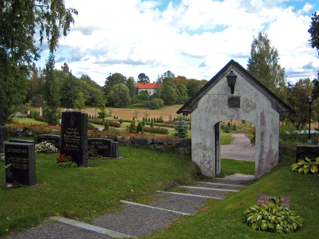 Nya och gamla begravningsplatsen samt en gång i närheten av Kimito kyrka. Prästgården i bakgrunden. Johanna Forsius 2007