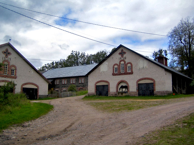 Koskis gårds ekonomibyggnader jämte stall. Johanna Forsius 2007