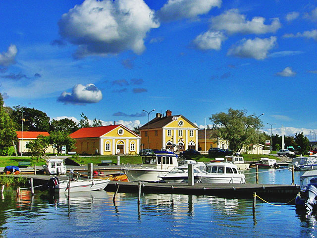 Empirebyggnaderna i Dalsbruks hamn har inhyst stall, sädesmagasin och lager. Johanna Forsius 2007