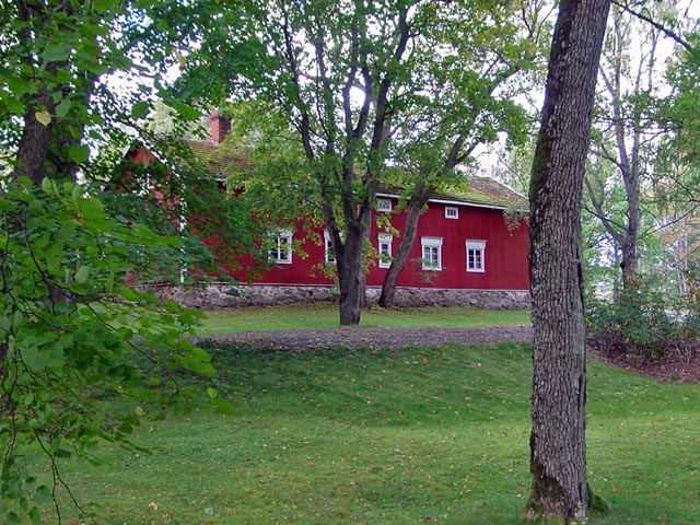 Palvelusväen hirsinen rakennus Karunan kartanon puiston alueella. Johanna Forsius 2007