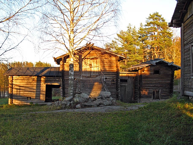 Pien-Toijolan talomuseon aittarakennuksia. Timo-Pekka Heima 2007