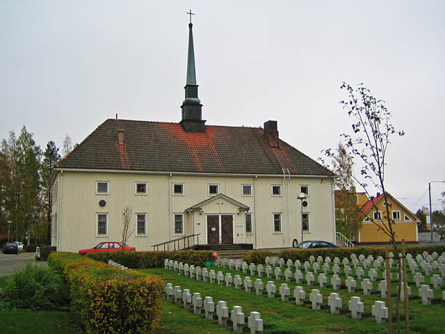 1930-luvun seurakuntatalo ja sankarihautausmaata Jalasjärven kirkon vieressä. Johanna Forsius 2006
