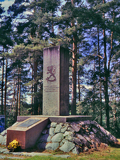 Taistelumuistomerkki Porrassalmen museotien varrella Mikkelissä. Marja Terttu Knapas 2007