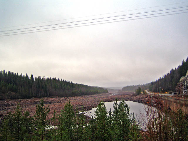 Jokimaisemaa Pirttikosken voimalaitoksen alueella. Johanna Forsius 2007