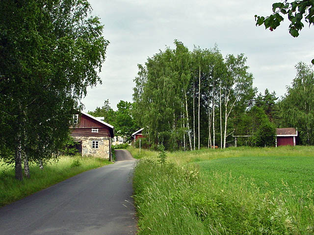 Tie kylärantaan kulkee Wilhelmintalon pihapiirin kautta. Johanna Forsius 2007