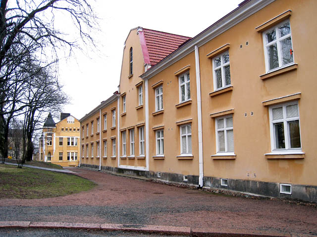 Södra ändan av Vårdbergsparken, i förgrunden Hemmet och i bakgrunden jugendbyggnaden Hemgatan 2. Hilkka Högström 2008