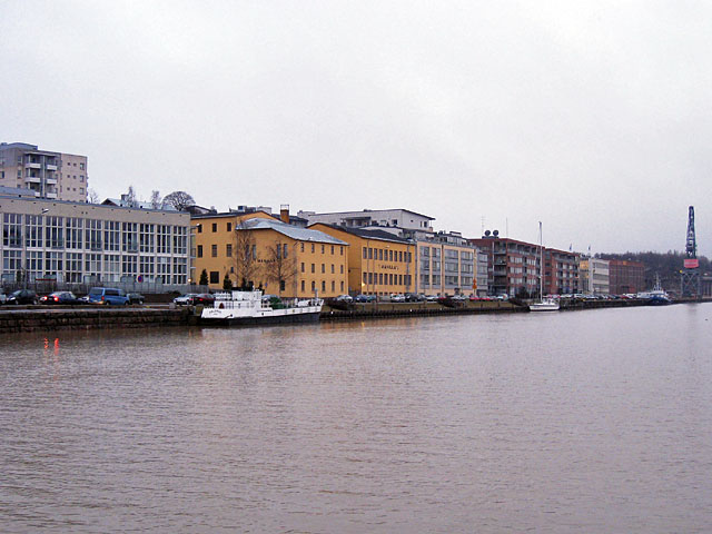 Östra sidan av Aura ås mynning. I mitten den gamla fabriksfastigheten Manilla. Hilkka Högström 2008