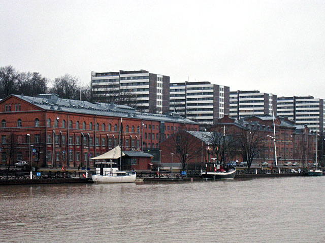 Västra sidan av Aura ås mynning. I mitten de tidigare Åbo Kakelfabrik och Aura Bryggeri. Hilkka Högström 2008