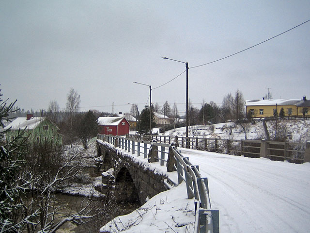 Kiviholvisilta johtaa Porvoonjoen yli Vakkolan kylässä. Johanna Forsius 2008
