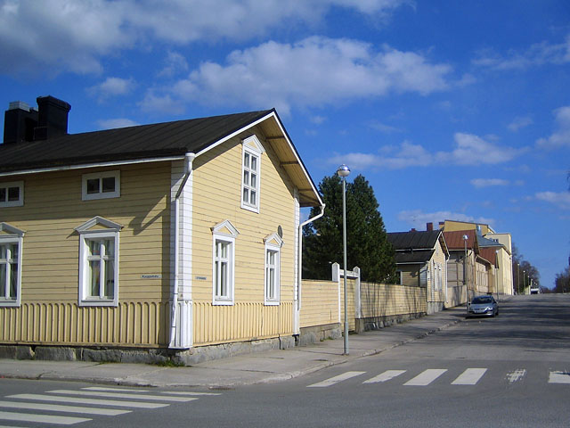 Kemin ruutukaava-alueen vanhaa puutalokantaa, Kauppakadun ja Urheilukadun risteys Sauvonsaaressa. Johanna Forsius 2008