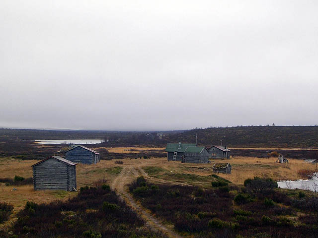 Pöyrisjärven kesäkylä, rakennuksia Pöyrislompolon rannalla. Lapin kulttuuriympäristöt tutuksi -hanke 2004