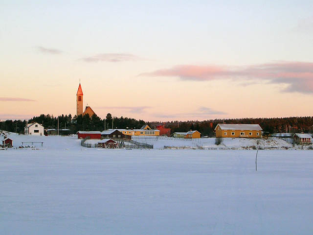 Hetan kirkko ja Ounasjärven rannan rakennuksia. Lapin kulttuuriympäristöt tutuksi -hanke 2004