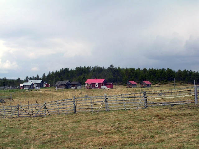 Nillan Pieran taloryhmä Lisman saamelaiskylässä. Lapin kulttuuriympäristöt tutuksi -hanke 2006