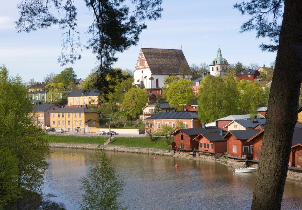 Strandmagasin vid ån, i bakgrunden det medeltida Borgå med kyrkan. Soile Tirilä 