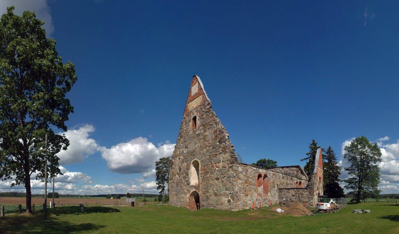 Pälkäneen keskiaikaisen kirkon rauniot, taustalla Epaalan - Kuulialan viljelytasanko. Wiki Loves Monuments, CC BY-SA 4.0 SpottingHistory 2010