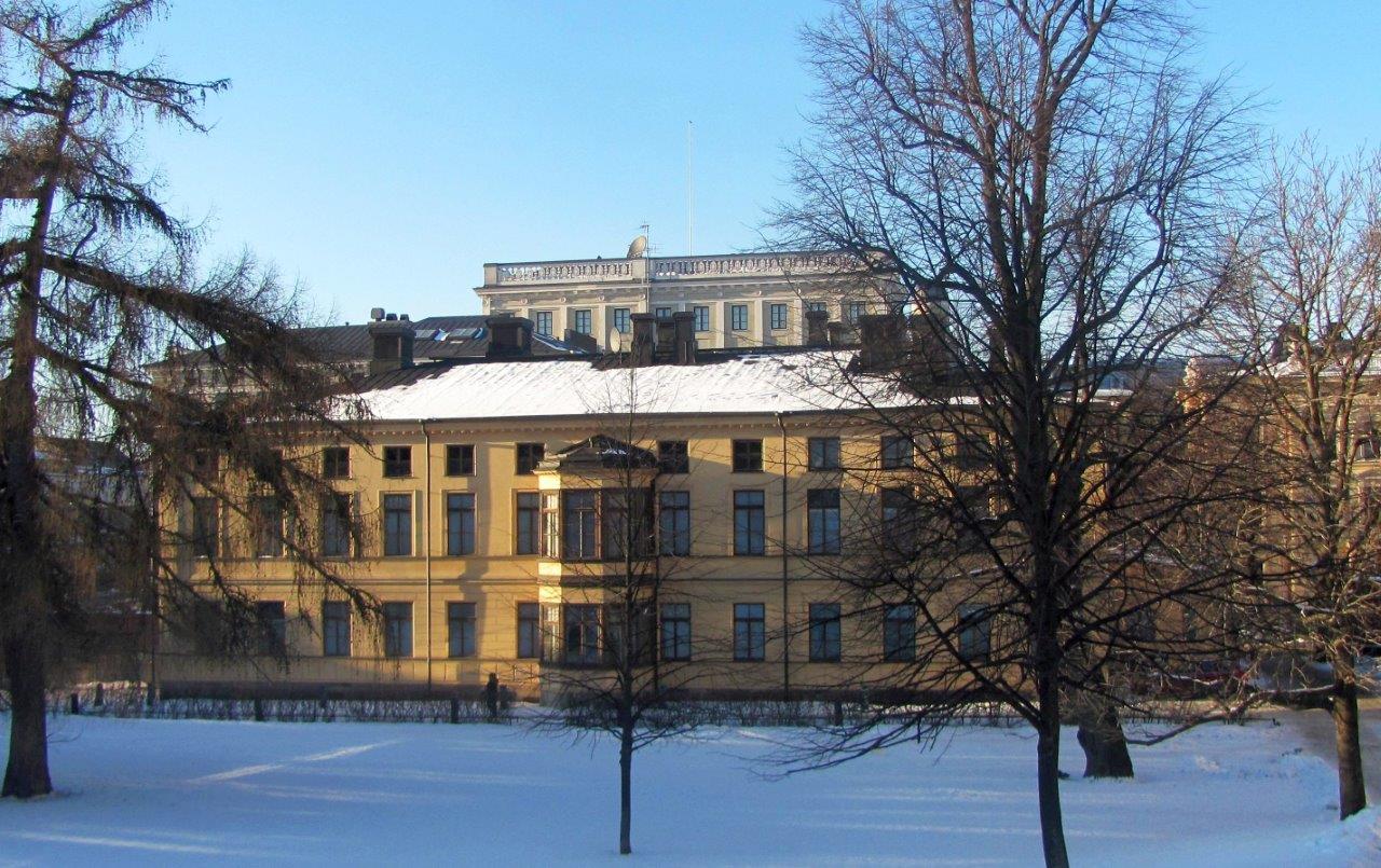 Sinebrychoffska huset är konstmuseum på Bulevarden. Polytekniska institutets huvudbyggnad i bakgrund. Ranerana 2018